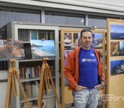 The director of the Sinis MPA in front of the REEForest photo exhibit